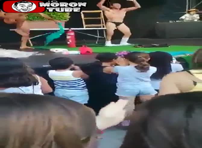 Video :In front of kids, two men dance in thongs
